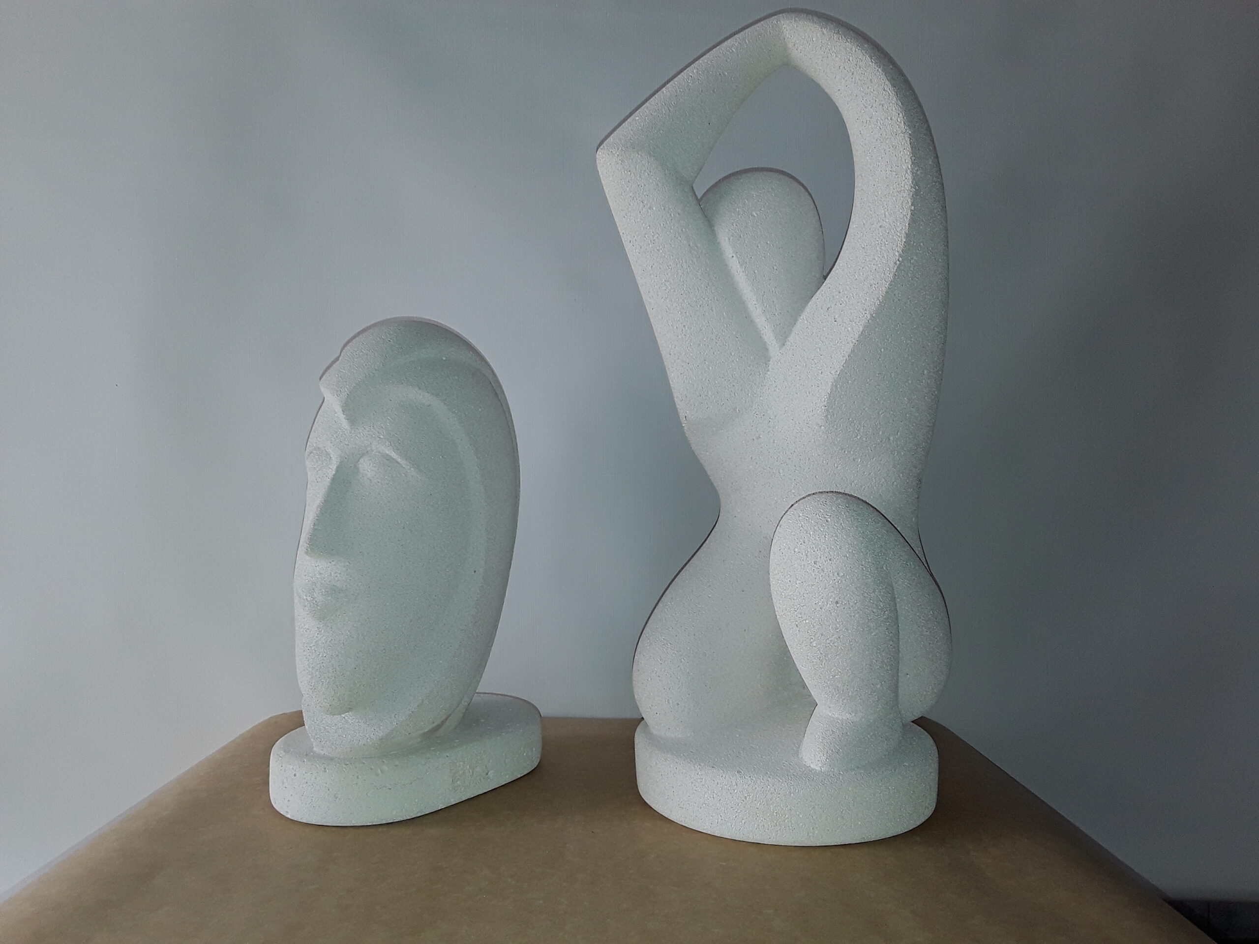 Visage (0,15m x 0,30m) et femme Anthéa (0,30m x 0,60m) en béton cellulaire