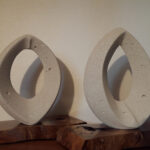 X et Y en béton cellulaire sur socle en bois (hauteur 30cm)