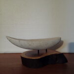 Barque en pierre sur socle en bois (0,30m)