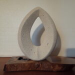 Y (23cm x 18cm x 8cm) sur socle en bois